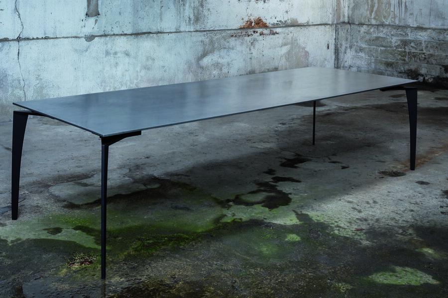 TANAMI fixed or extendable dining table. Ceramic top / steel legs.