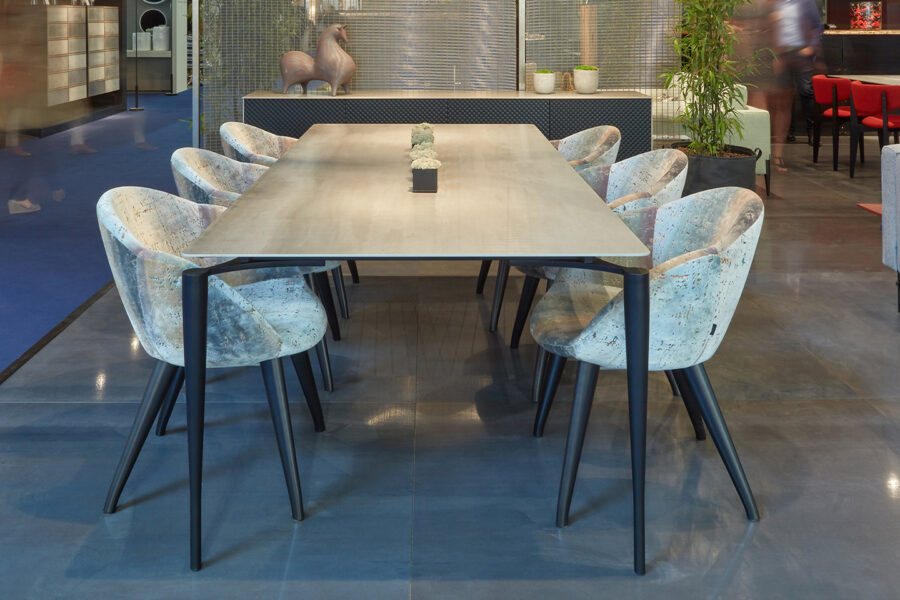 ORDOS fixed or extendable dining table. Ceramic top / steel legs.